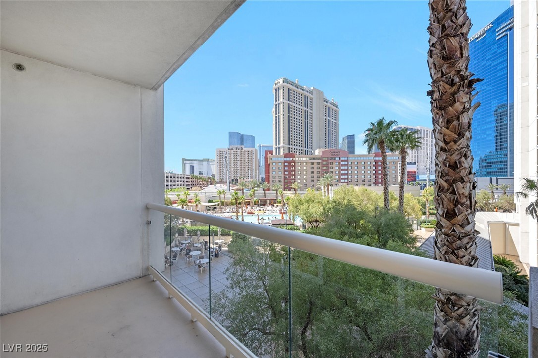 Photo 18 of 41, 135 E Harmon Avenue #221