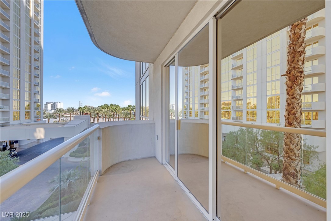 Photo 19 of 41, 135 E Harmon Avenue #221