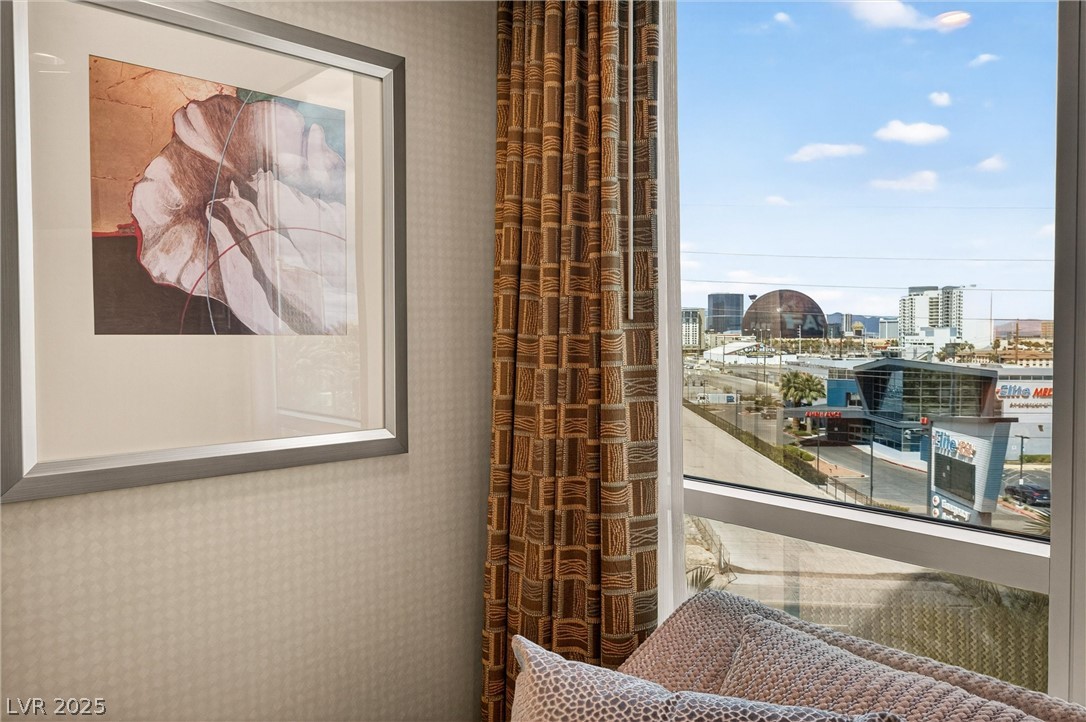 Photo 17 of 34, 125 E Harmon Avenue #321