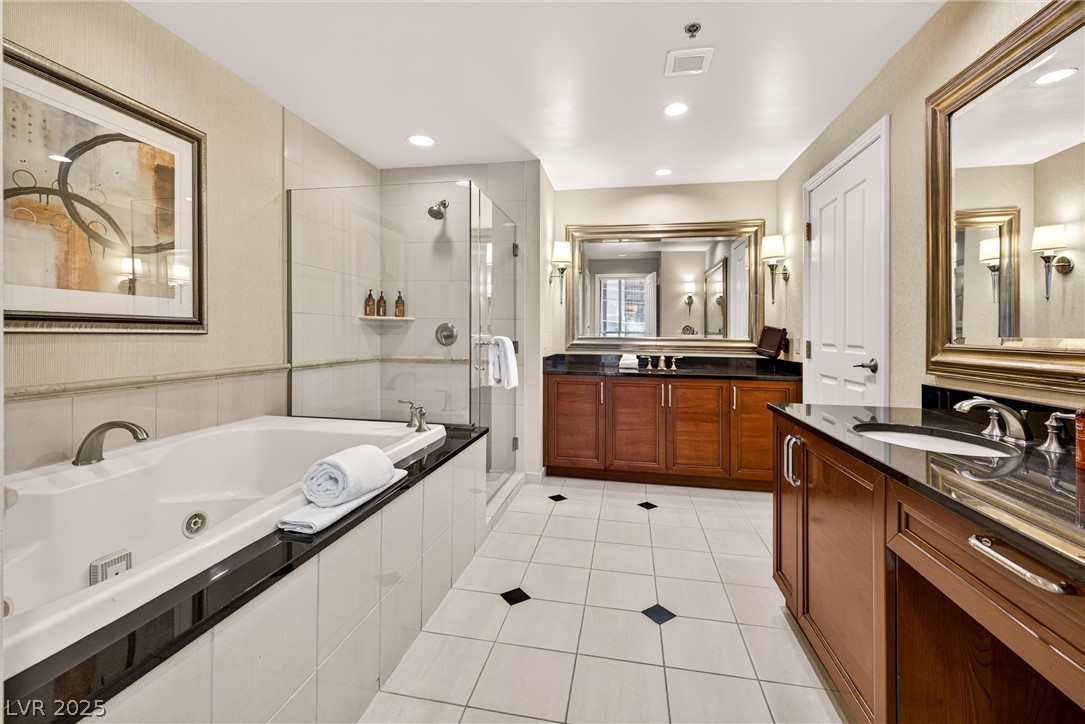Photo 18 of 34, 125 E Harmon Avenue #321