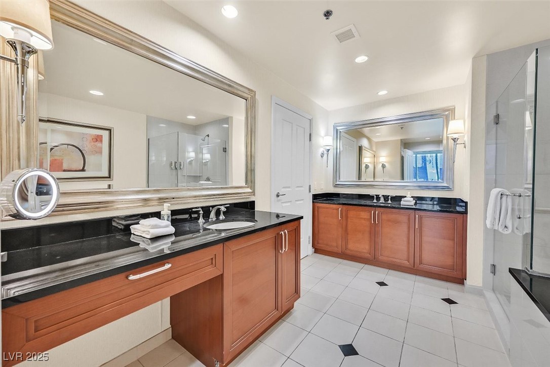 Photo 18 of 25, 135 E Harmon Avenue #1403
