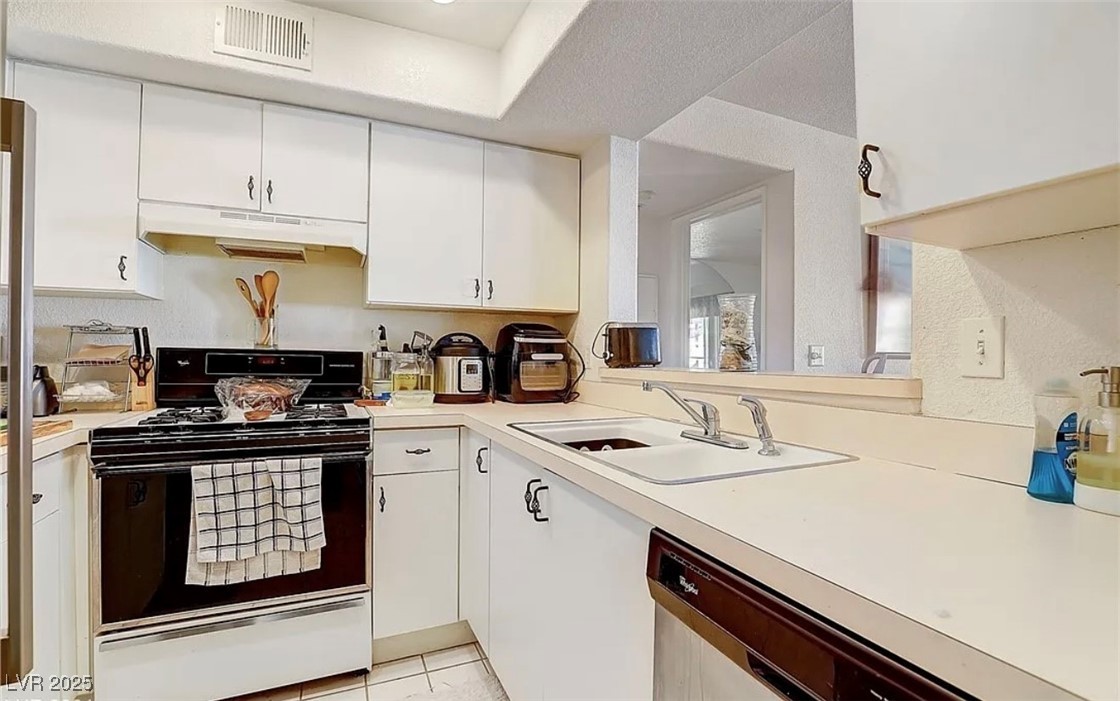 Photo 6 of 19, 5000 Red Rock Street #211