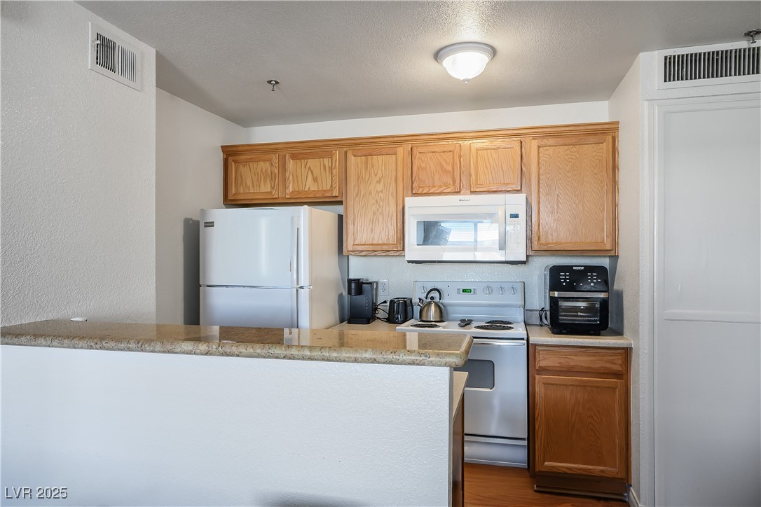 Photo 6 of 27, 1381 E University Avenue #208
