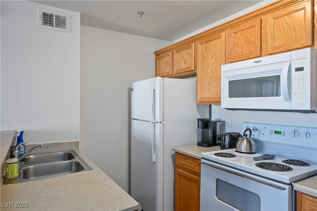 Photo 7 of 27, 1381 E University Avenue #208