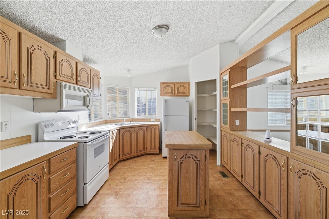 Photo 16 of 35, 280 W Ferndell Street