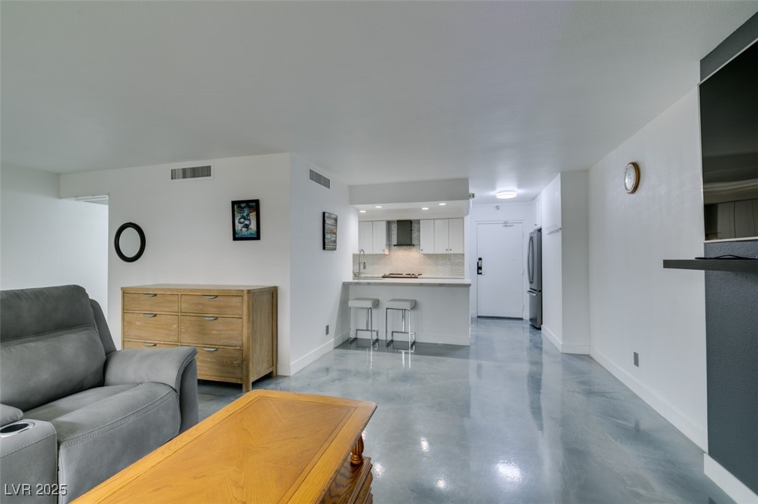 Photo 11 of 43, 205 E Harmon Avenue #101