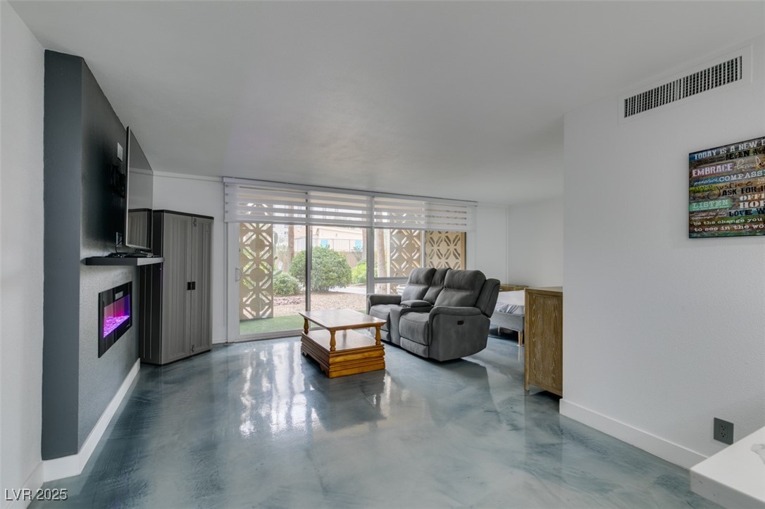 Photo 3 of 205 E Harmon Avenue #101