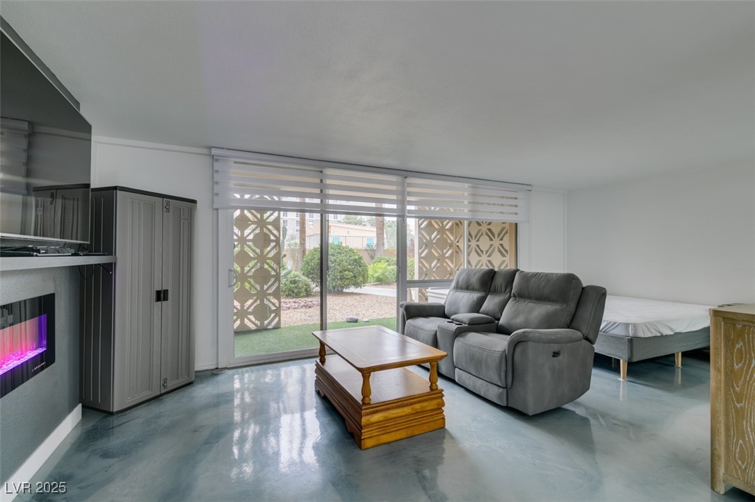 Photo 4 of 205 E Harmon Avenue #101
