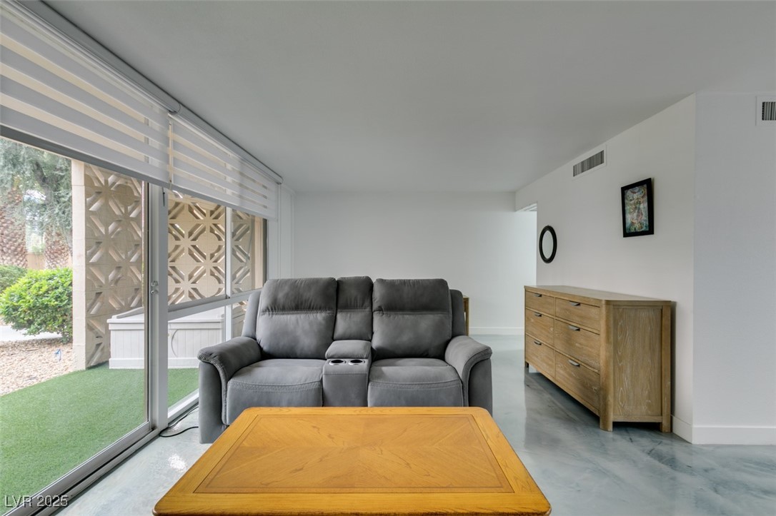 Photo 13 of 43, 205 E Harmon Avenue #101