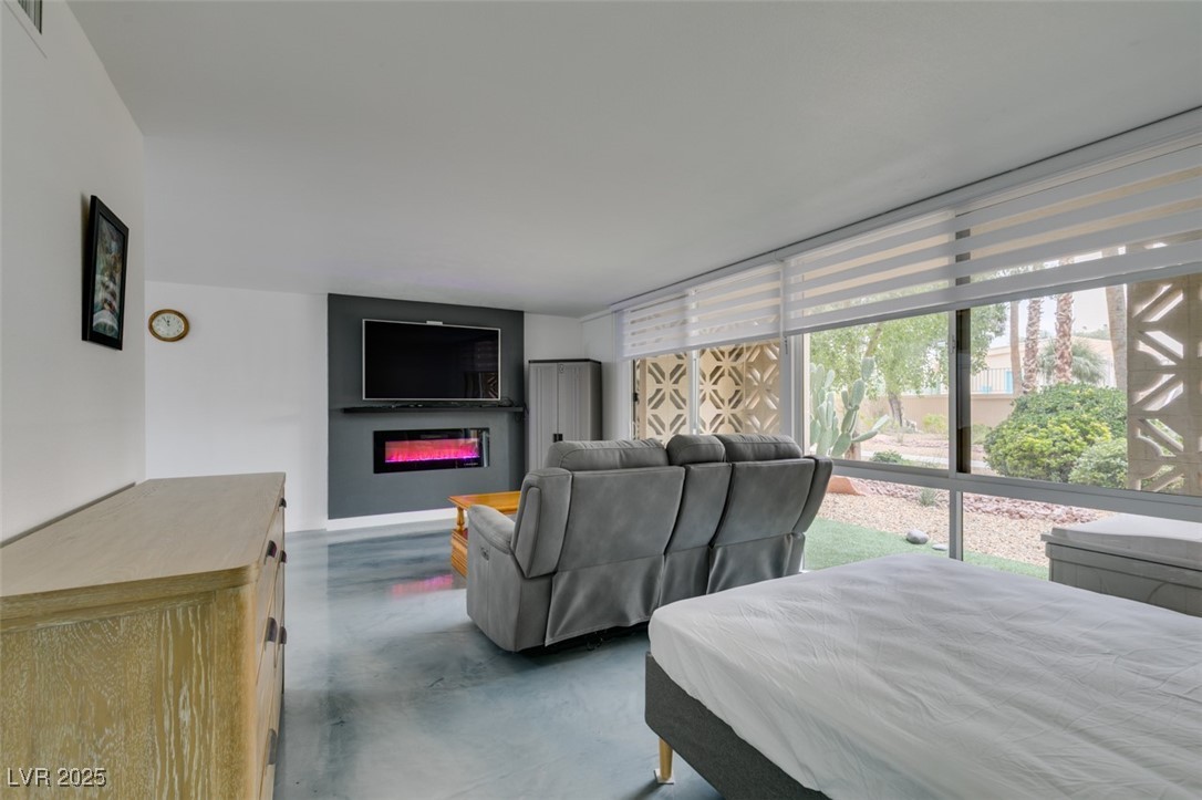 Photo 17 of 43, 205 E Harmon Avenue #101