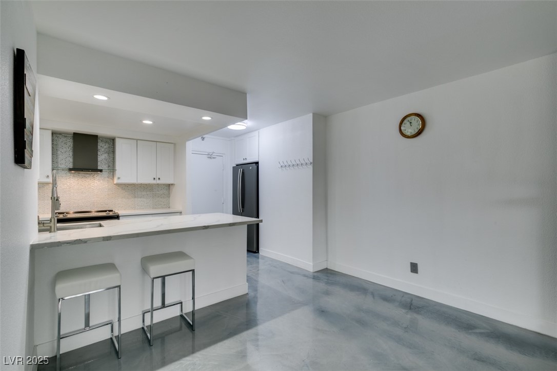 Photo 21 of 43, 205 E Harmon Avenue #101
