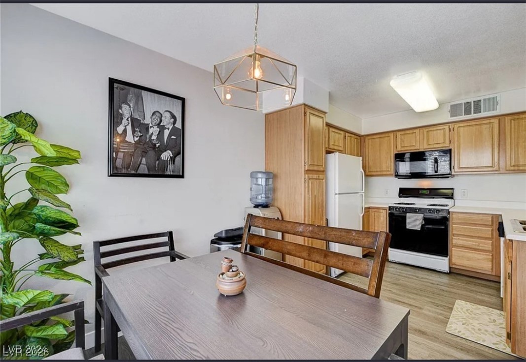 Photo 9 of 10, 5710 E Tropicana Avenue #1093