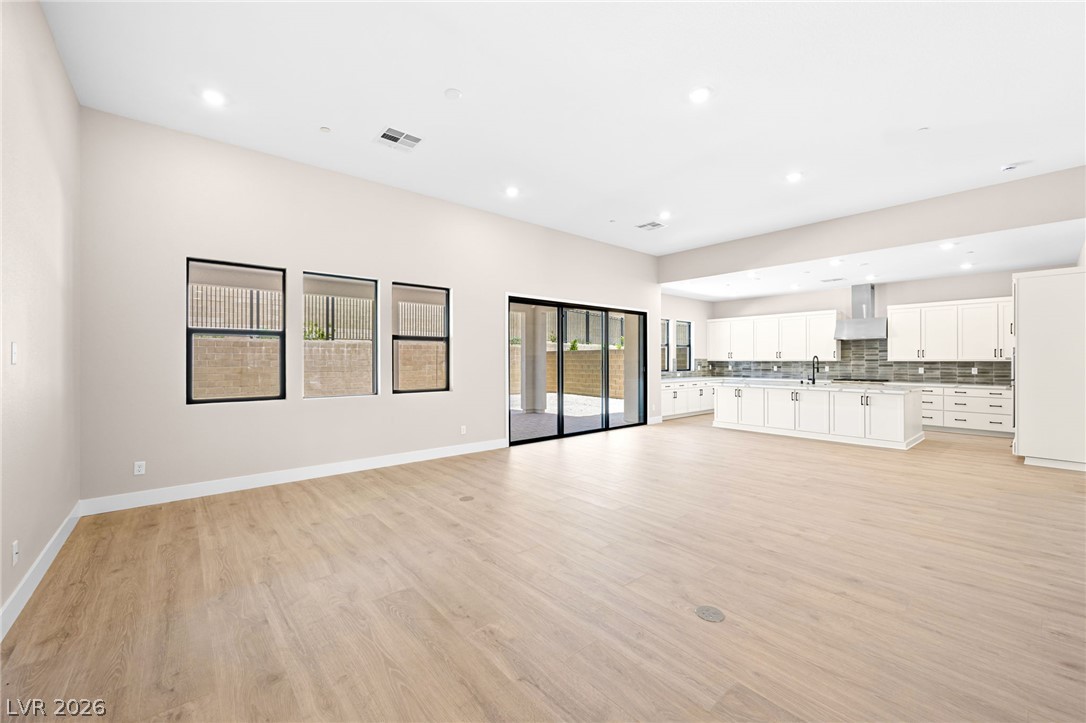 Photo 6 of 42, 525 Stowell Avenue