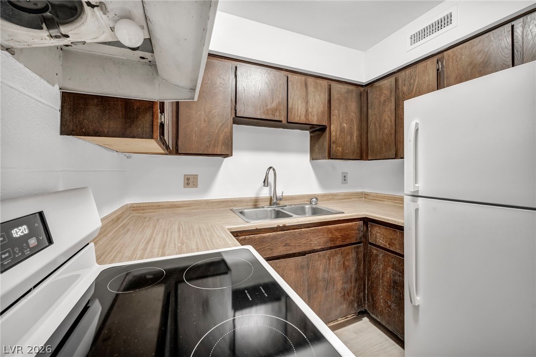 Photo 6 of 25, 605 S Royal Crest Circle #9
