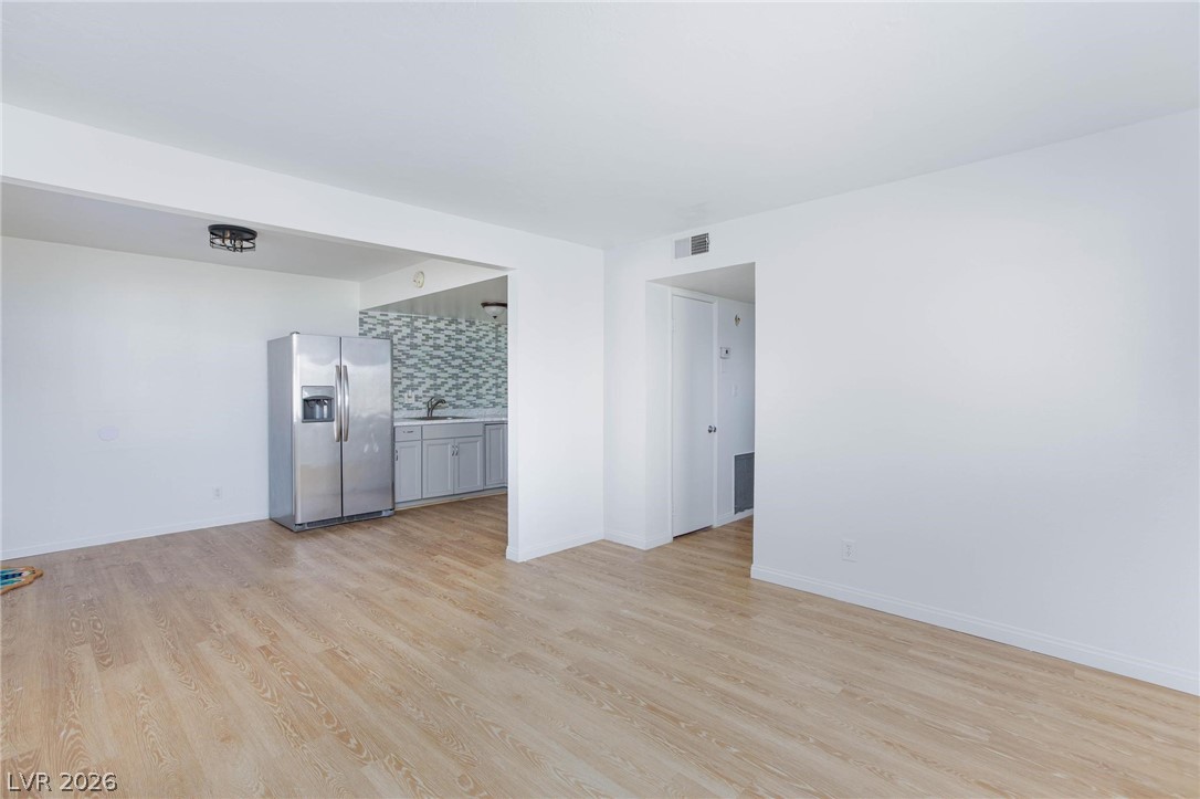 Photo 7 of 25, 3821 1/2 Daisy Street #26