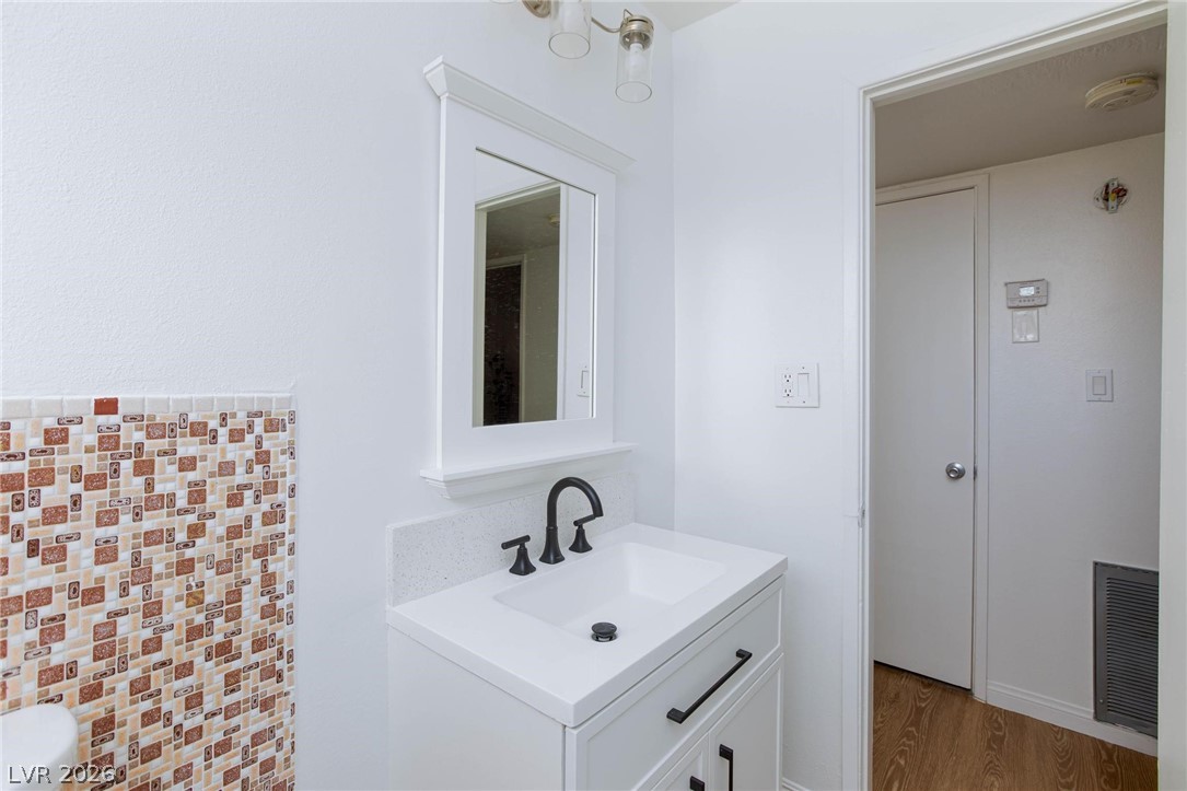 Photo 11 of 25, 3821 1/2 Daisy Street #26