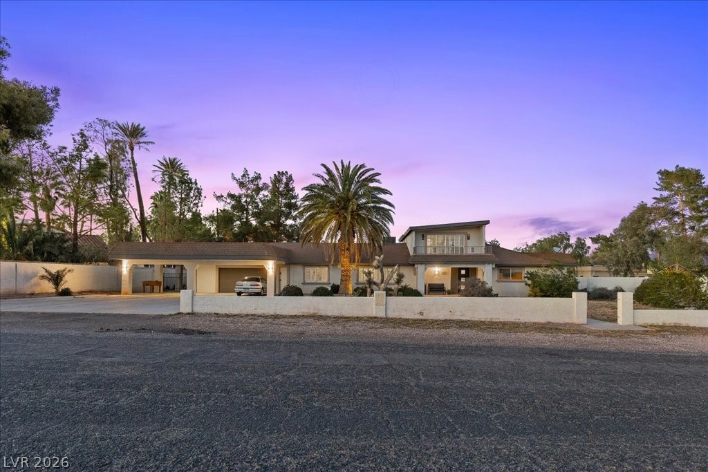 Photo 2 of 2880 E Quail Avenue