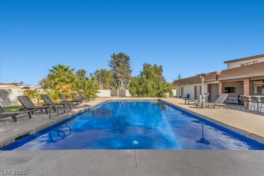 Photo 4 of 2880 E Quail Avenue