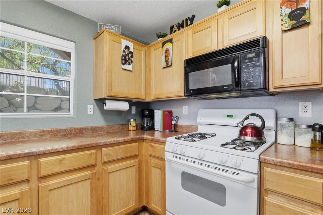Photo 8 of 38, 3915 Legend Hills Street #101