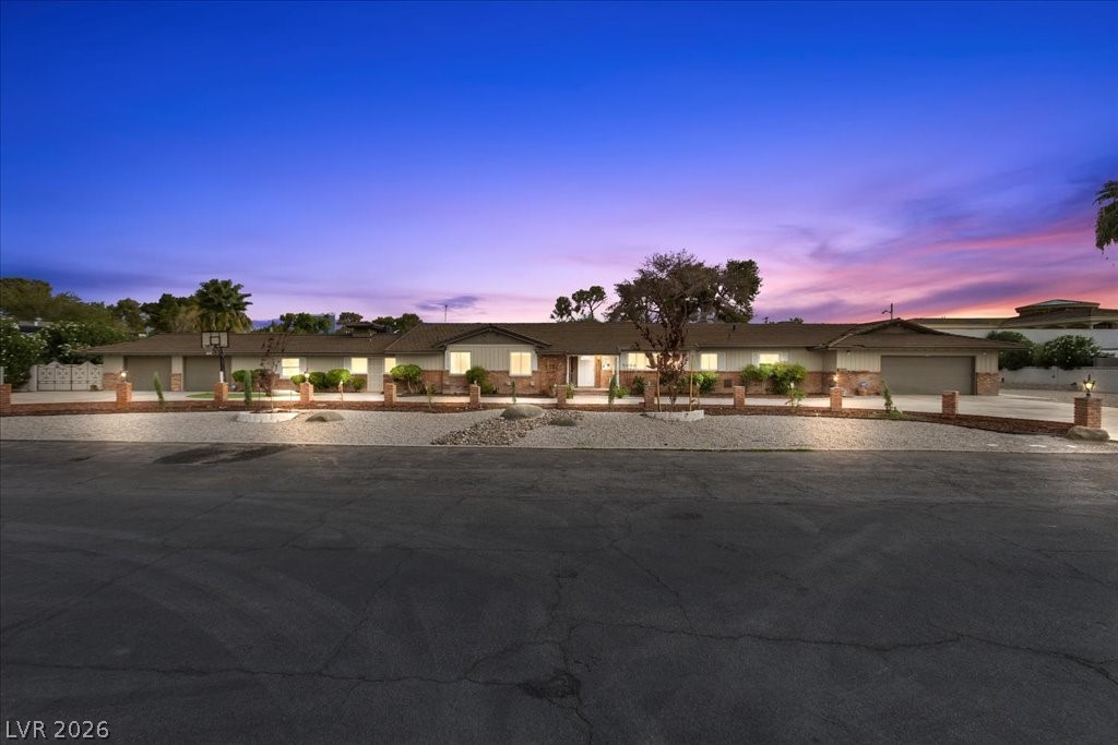 2211 Edgewood Avenue, Las Vegas 89102