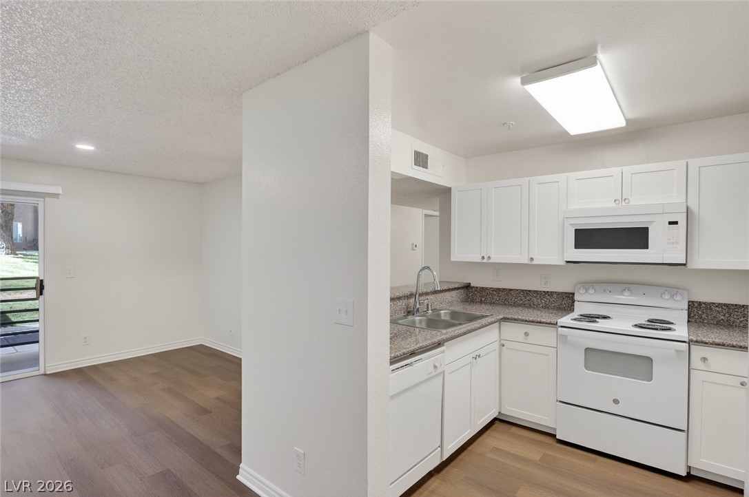 Photo 14 of 51, 2121 Blue Breeze Drive #106