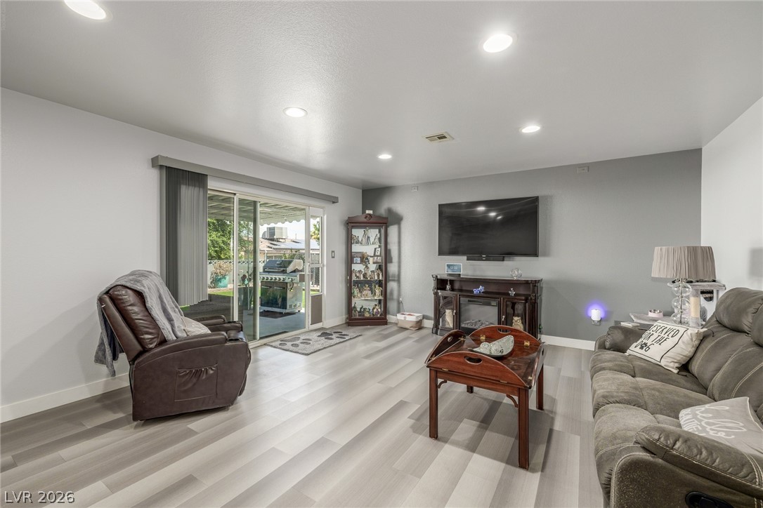 Photo 7 of 30, 5204 Holmby Avenue