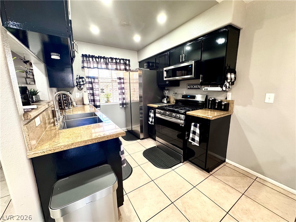 Photo 8 of 17, 1600 N Torrey Pines Drive #101