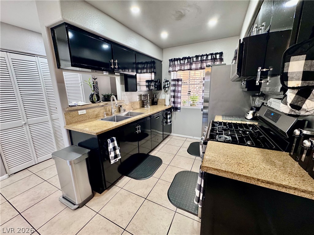 Photo 9 of 17, 1600 N Torrey Pines Drive #101