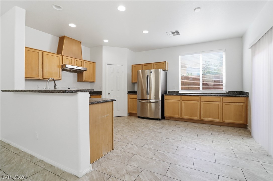 Photo 7 of 33, 7471 Nicklin Street
