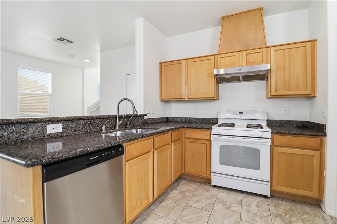 Photo 8 of 33, 7471 Nicklin Street