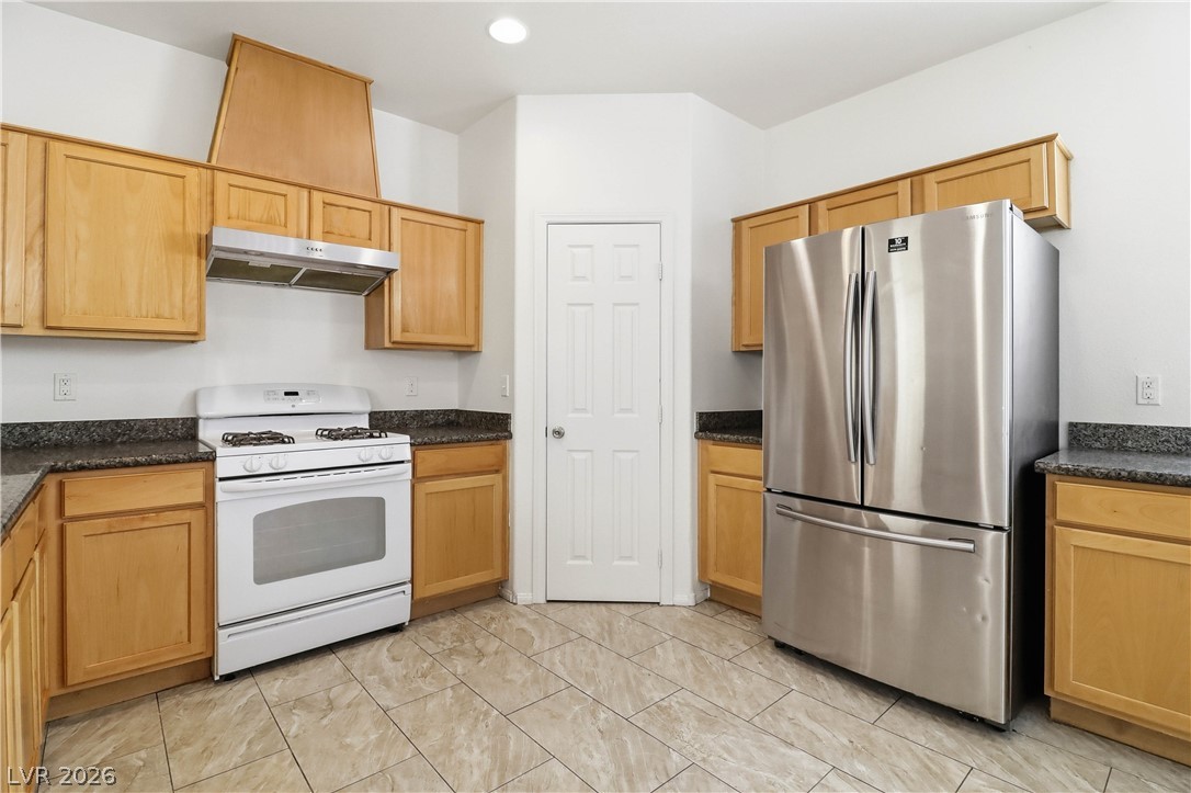 Photo 9 of 33, 7471 Nicklin Street
