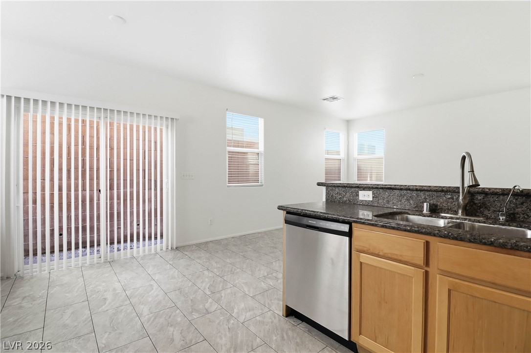 Photo 11 of 33, 7471 Nicklin Street
