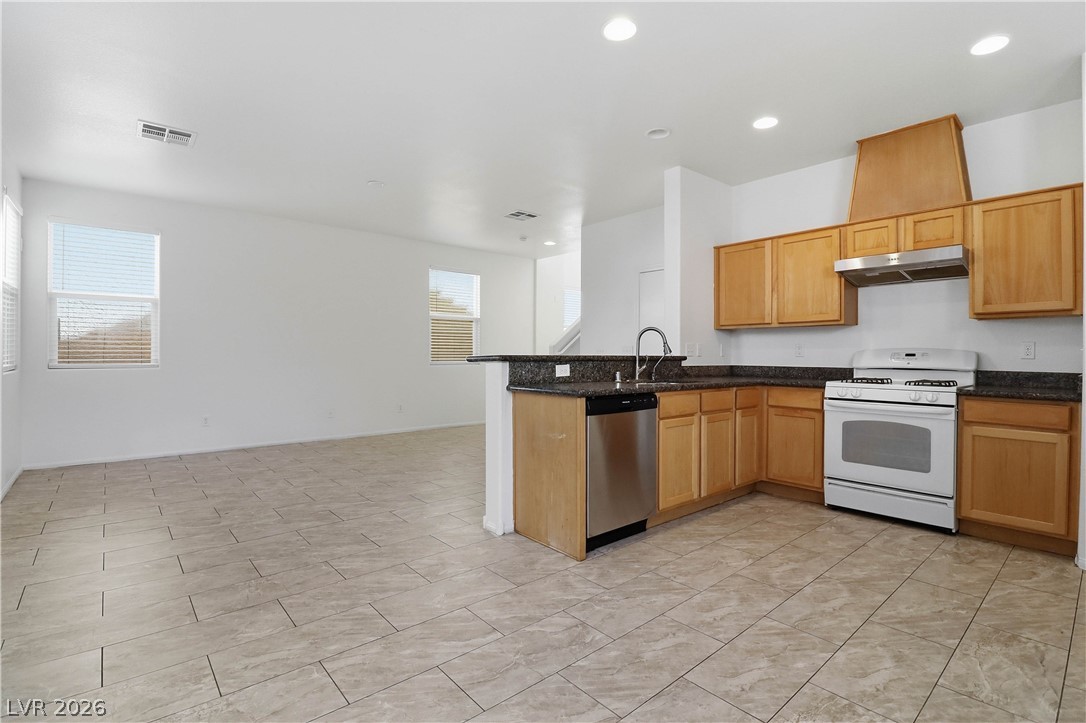 Photo 12 of 33, 7471 Nicklin Street