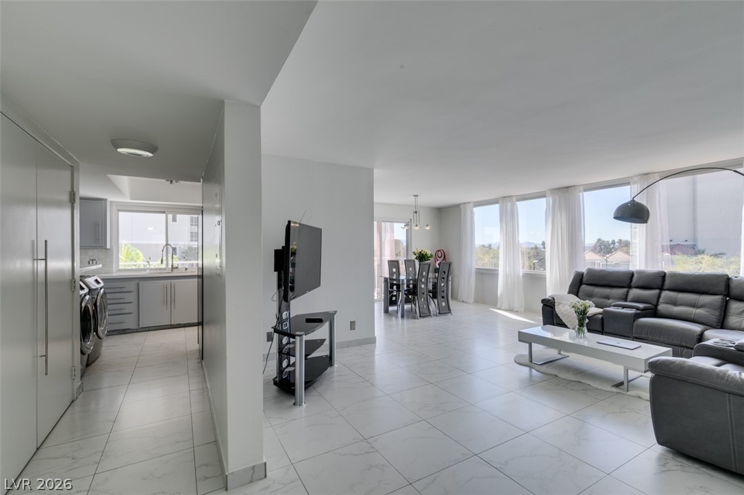 Photo 2 of 205 E Harmon Avenue #511