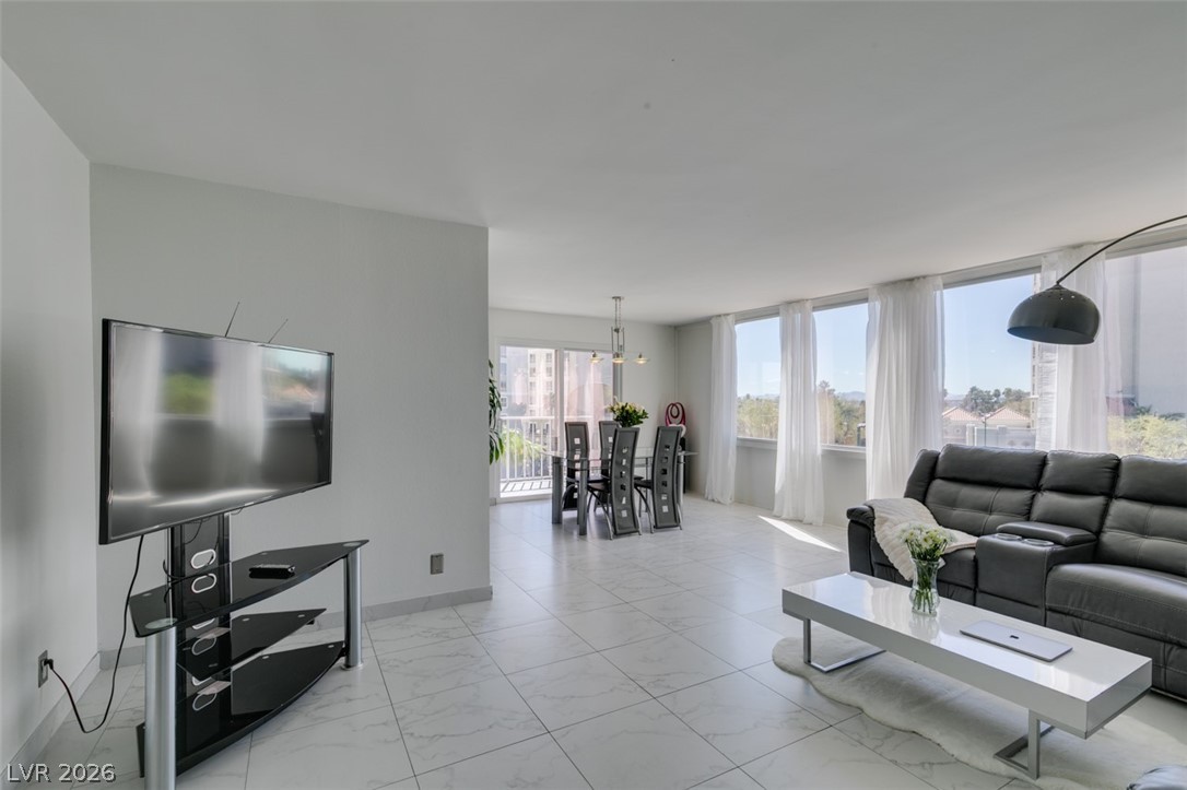 Photo 4 of 205 E Harmon Avenue #511