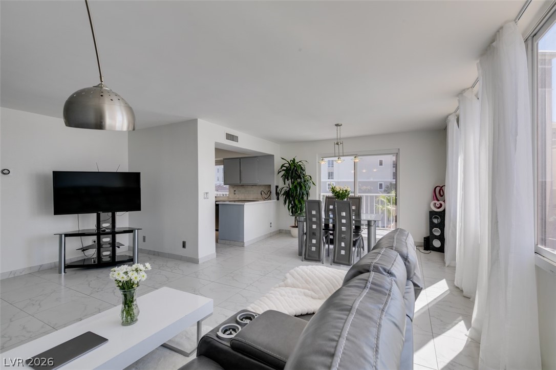 Photo 13 of 46, 205 E Harmon Avenue #511