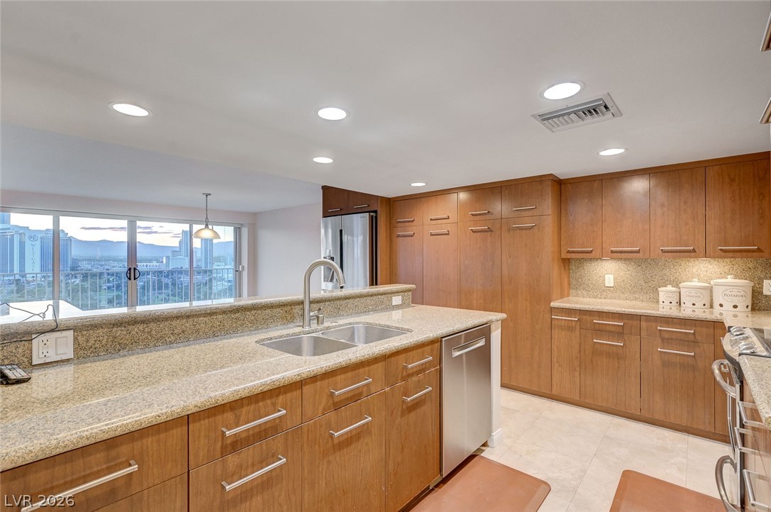 Photo 19 of 79, 3111 Bel Air Drive #20E