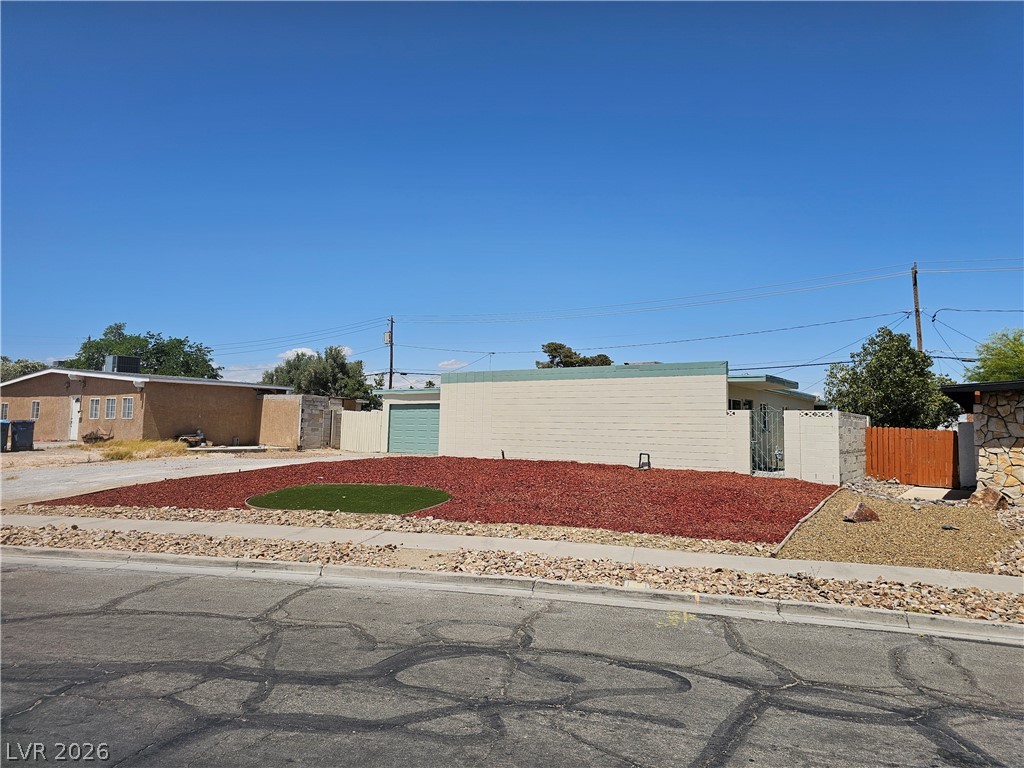 Photo 3 of 1074 King Richard Avenue