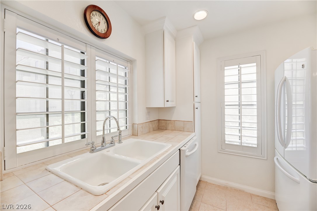 Photo 7 of 31, 4835 S Torrey Pines Drive #104