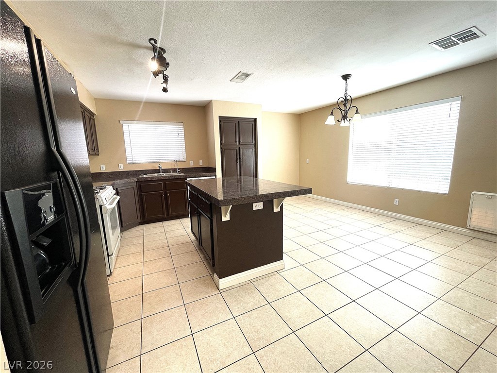 Photo 7 of 39, 1420 Desert Hills Drive