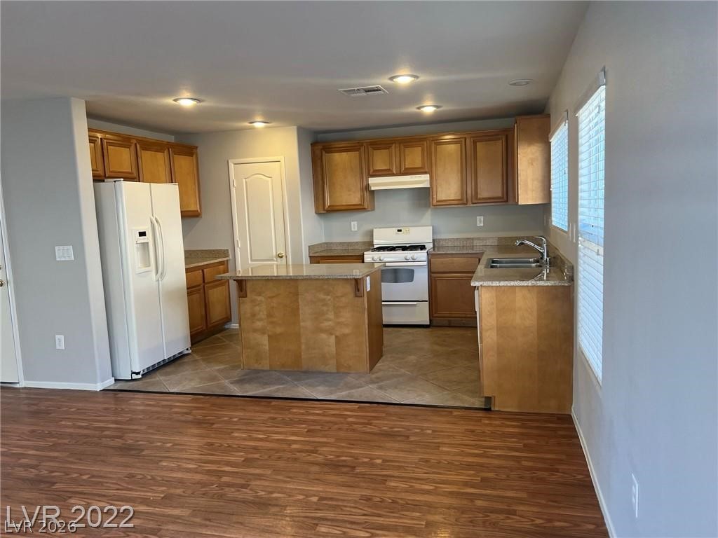 Photo 4 of 7320 Camden Pine Avenue