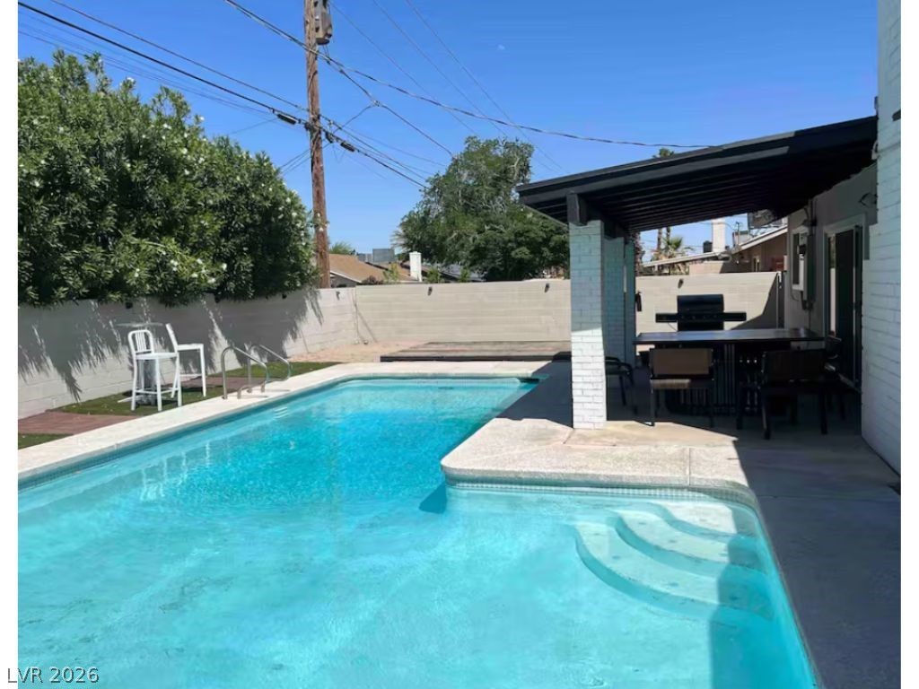 Photo 17 of 19, 2708 W Oakey Boulevard