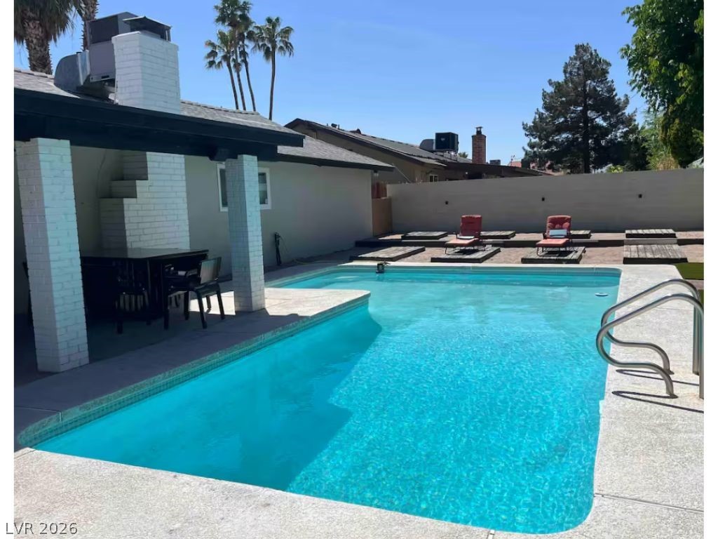 Photo 18 of 19, 2708 W Oakey Boulevard