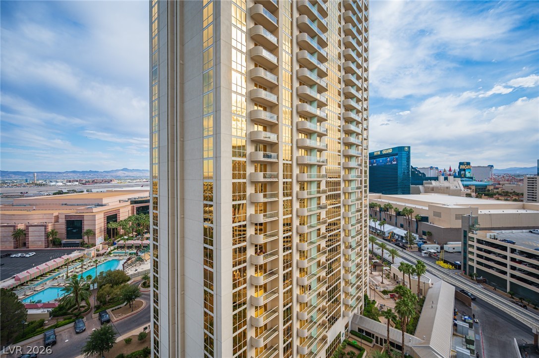 Photo 18 of 53, 135 E Harmon Avenue #1402/1404