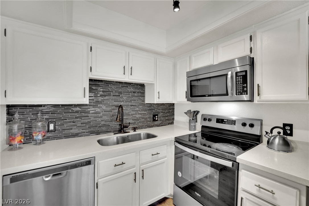 Photo 13 of 24, 929 Rockview Drive #202