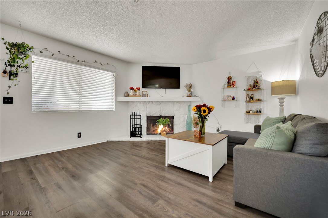 Photo 6 of 24, 929 Rockview Drive #202