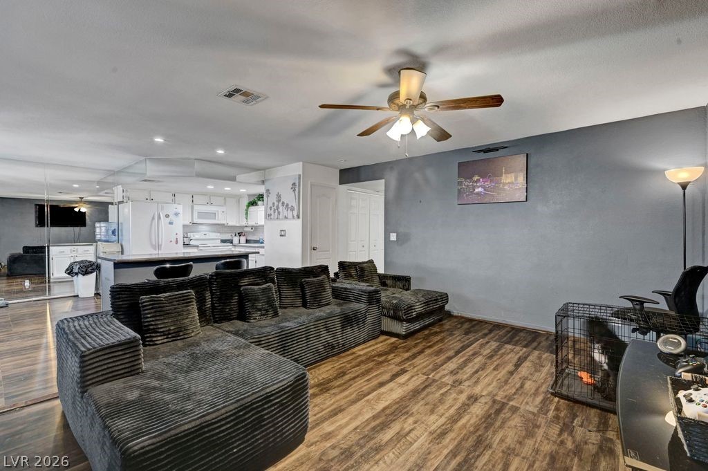 Photo 6 of 34, 7600 Cromberg Avenue #201