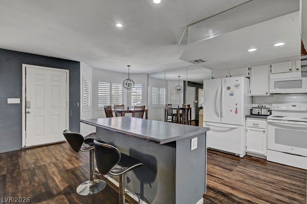 Photo 8 of 34, 7600 Cromberg Avenue #201