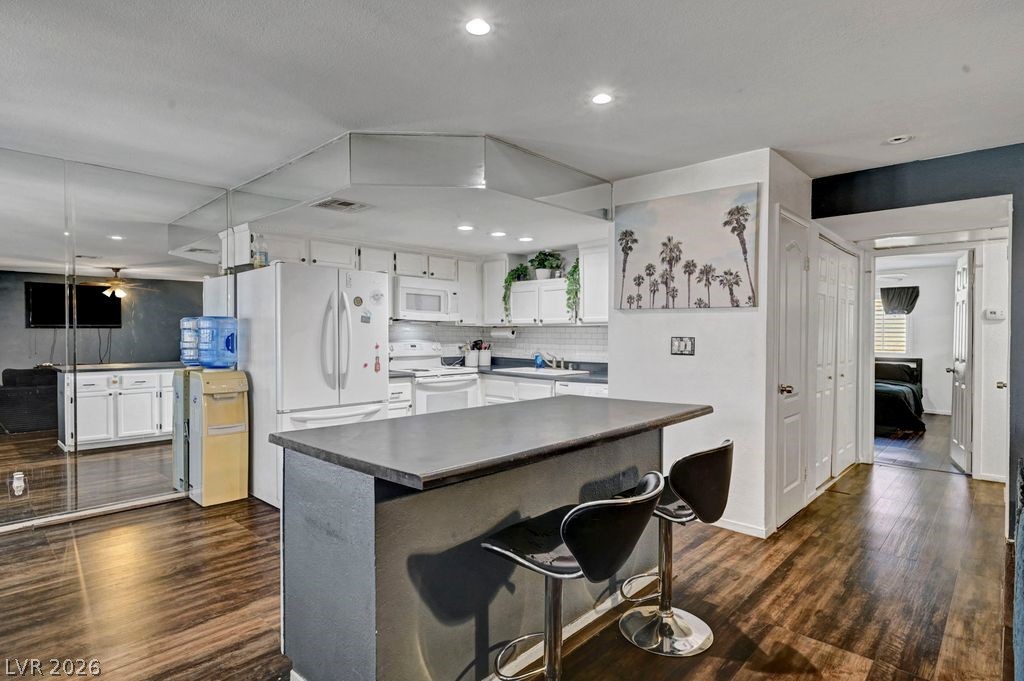 Photo 12 of 34, 7600 Cromberg Avenue #201