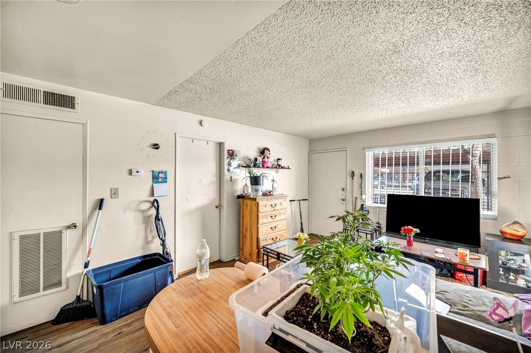 Photo 11 of 20, 3719 Hazelwood Street #16